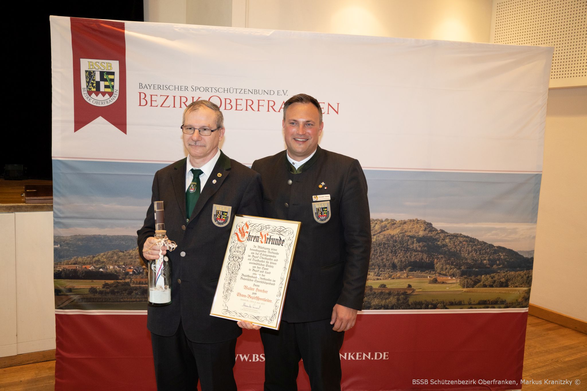 Walter Horcher erhält für sein 35-jähriges Wirken den Titel Ehren-Bezirkssportleiter sowie die Herzog-Ernst-Nadel des Bezirks Oberfranken