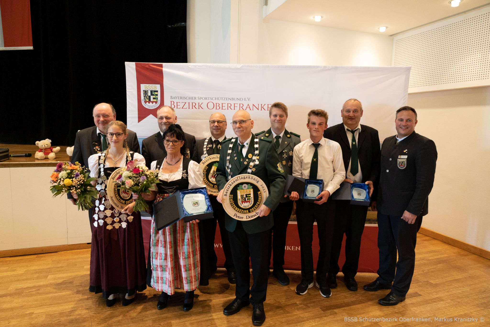 Die neuen Bezirksschützenkönige, die beim Schützentag in Bamberg proklamiert wurden: Jugendkönigin A. Mengwasser (SV Edelweiß Reuth) 2.v.l., Bezirksschützenkönig J. Schwarzmann (Eintracht Eggolsheim) 5.v.l. u. Auflagekönig P. Dötsch (SV Brand 1954) 6.v.l.