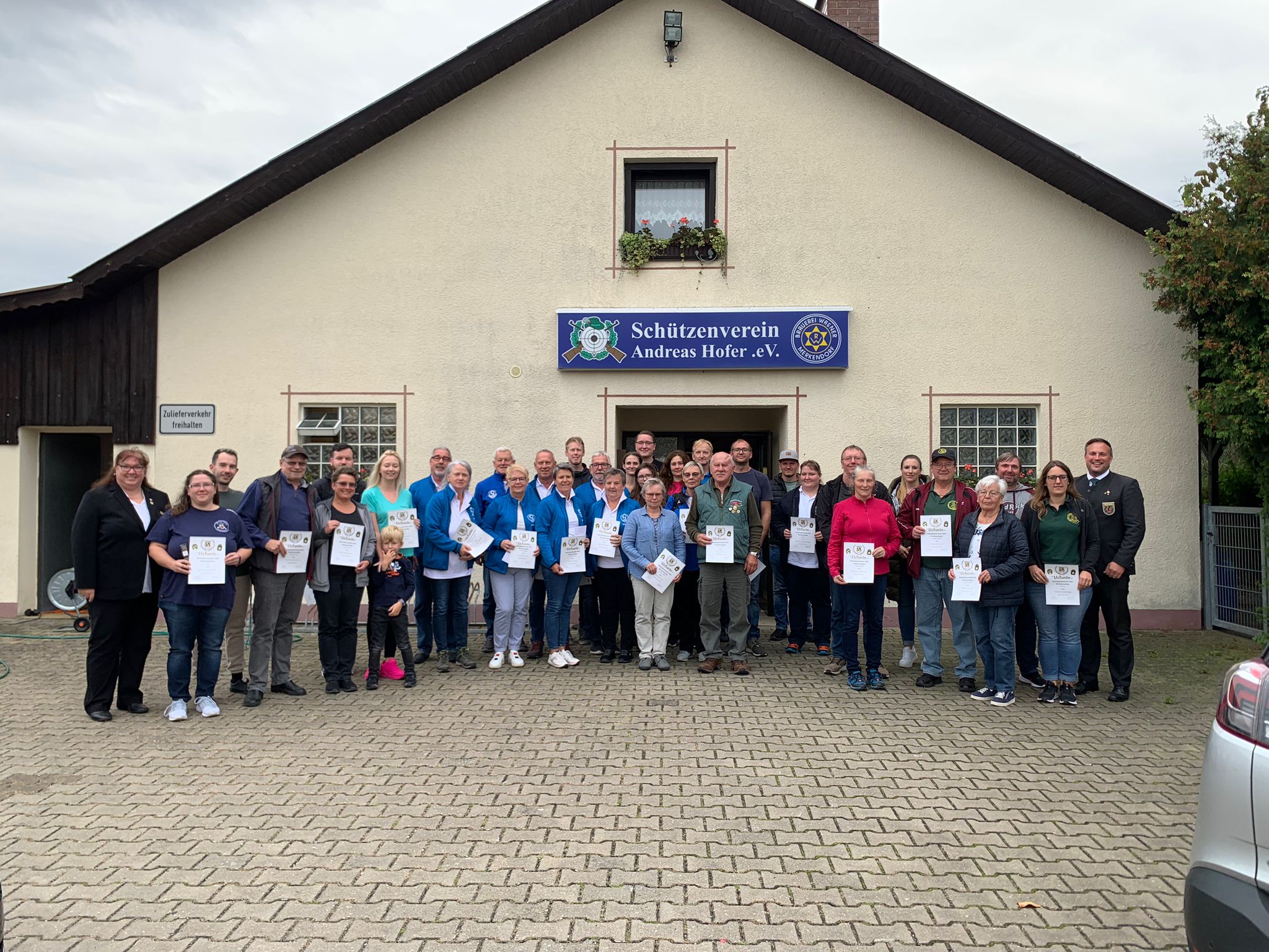 Gruppenfoto aller Teilnehmer