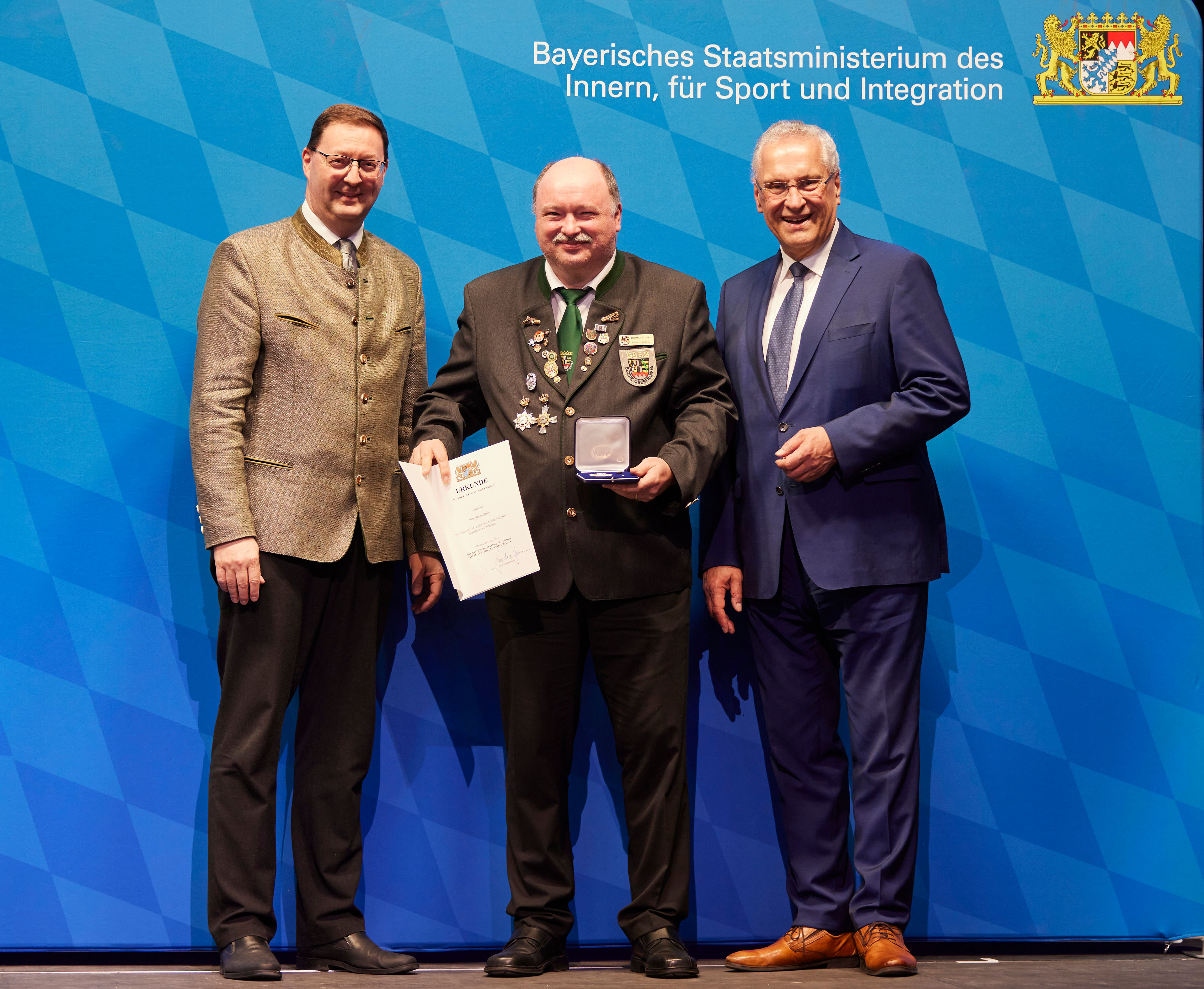 1. BezSpL Thomas Bader (Mitte) mit 1. LSM Christian Kühn (li.) und StM des Inneren Joachim Herrmann
