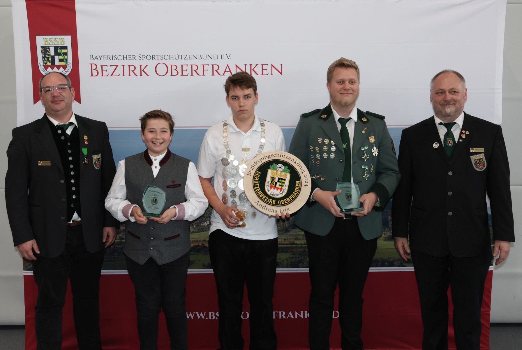 Unser Schützennachwuchs mit 2. Ritter Philipp Mitter, Bezirksjugendkönig Andreas Lux und 1. Ritter Felix Knoch.