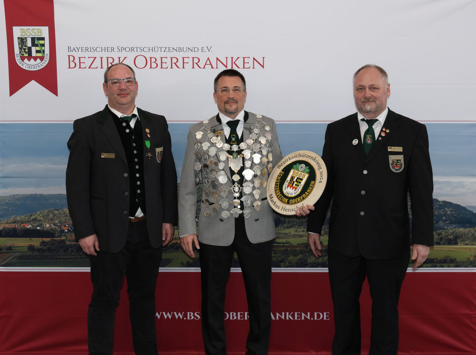 Bezirkskönig Markus Henschel vom Schützenverein Tell Heroldsbach umringt von Stv. BezSpL Torsten Spickmann und Stv. BezSM Werner Hackenschmidt.