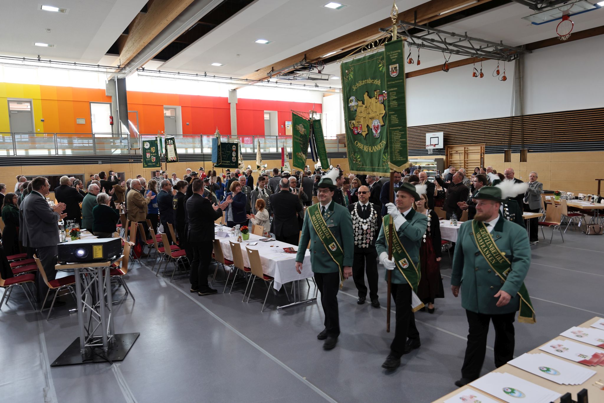 Fahneneinzug des oberfränkischen Banners sowie der oberfränkischen Standarten und Fahnen mit ihren Majestäten