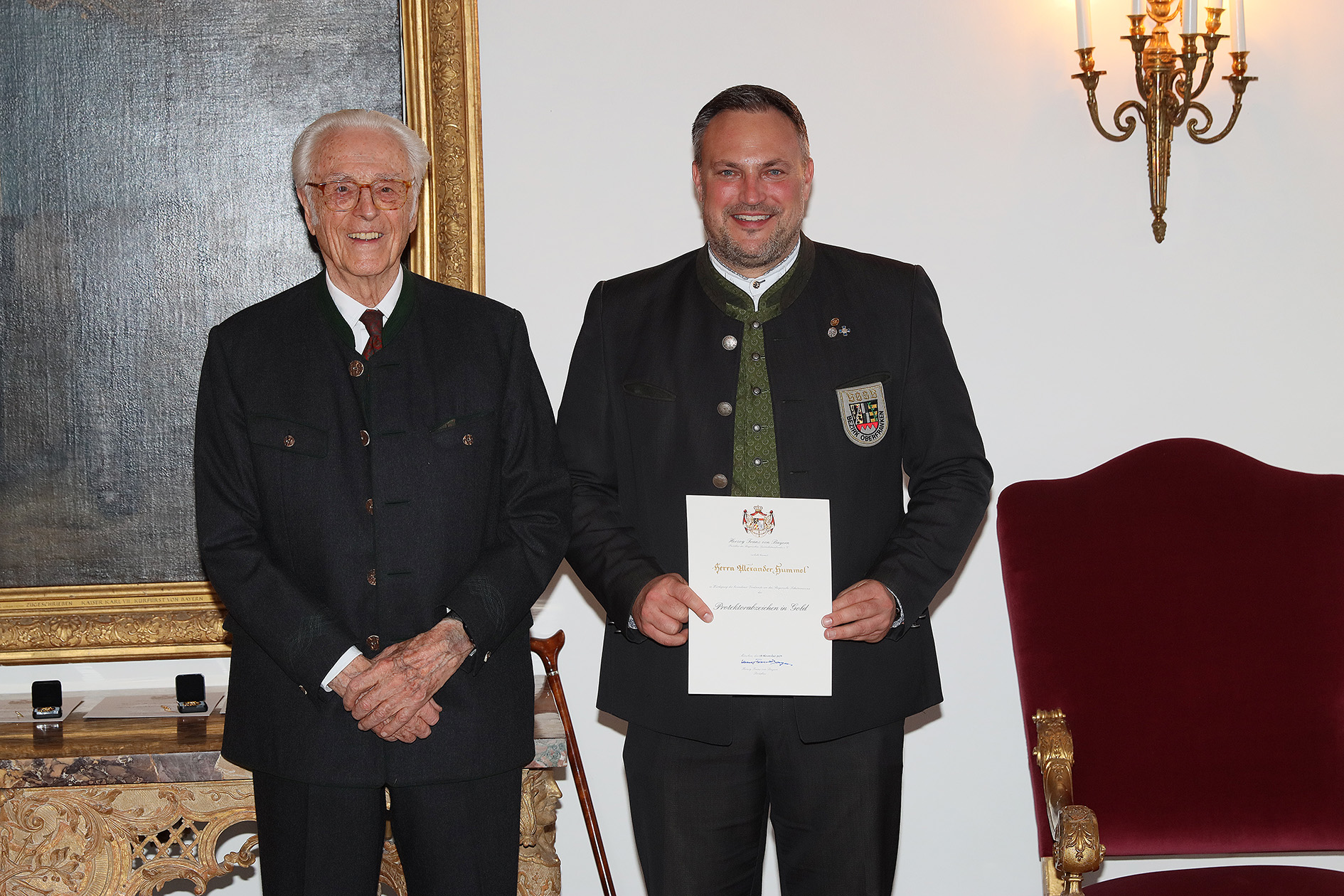 S. K. H. Herzog Franz von Bayern verleiht das von ihm gestiftete Protektorabzeichen in Gold an 1. Bezirksschützenmeister Alexander Hummel