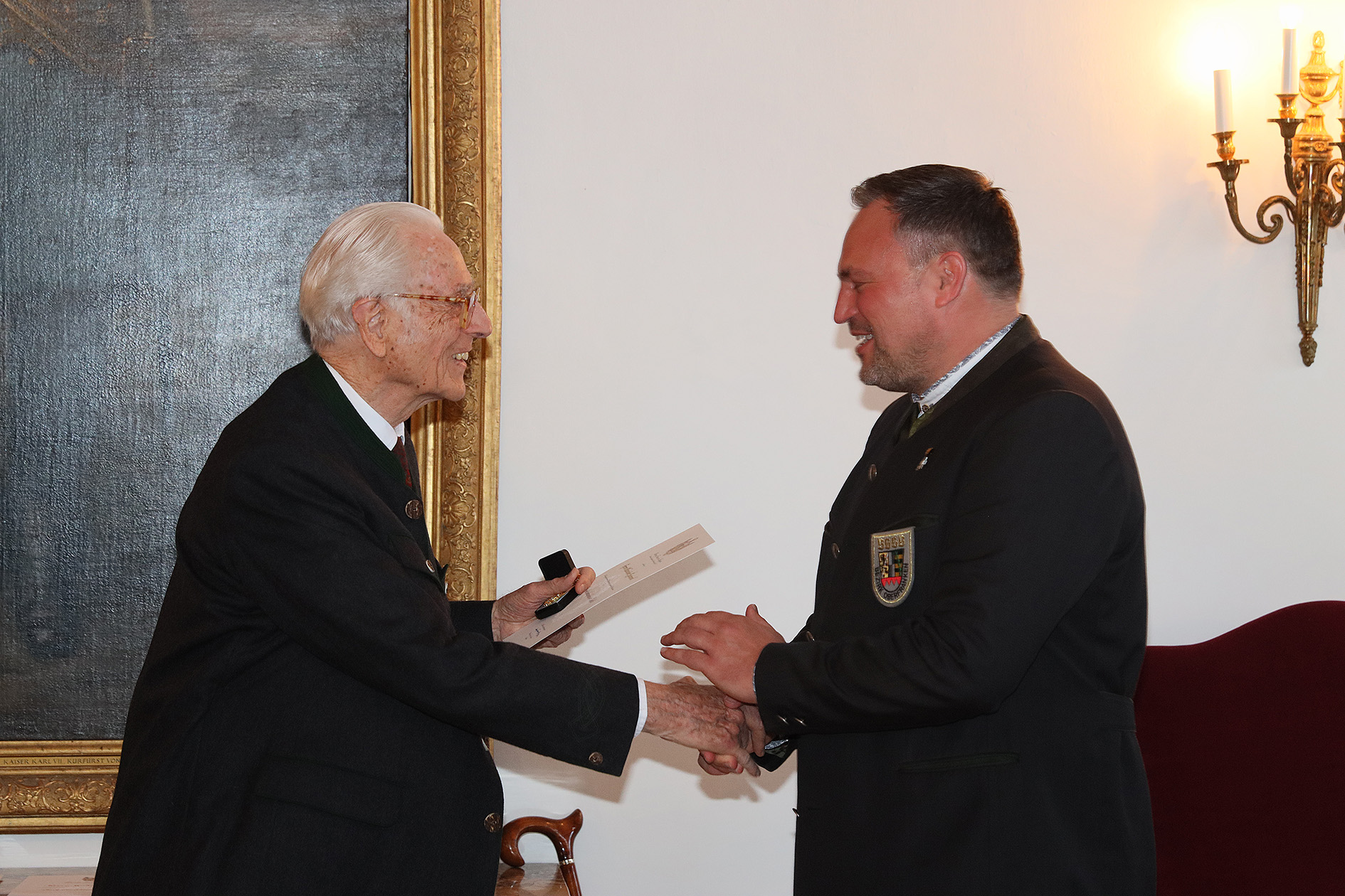 S. K. H. Herzog Franz von Bayern verleiht das von ihm gestiftete Protektorabzeichen in Gold an 1. Bezirksschützenmeister Alexander Hummel