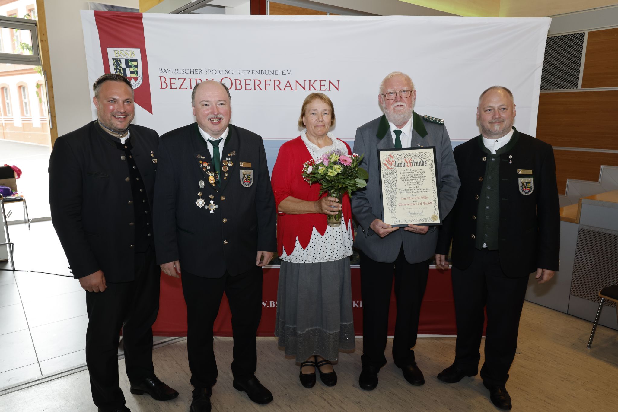 Ehren-Gauschützenmeistern Hans-Joachim Hiller wird zum Bezirks-Ehrenmitglied ernannt