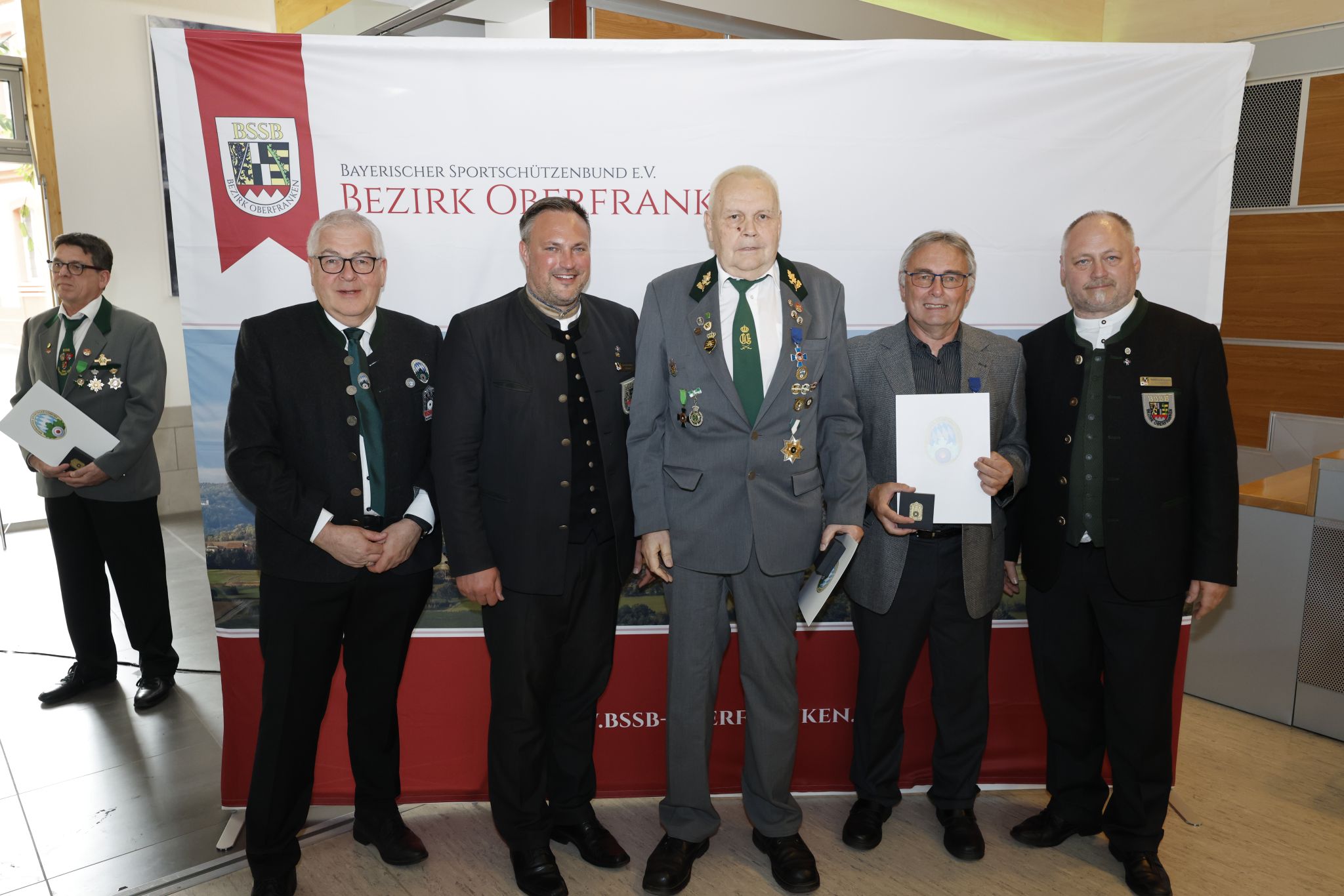 Verdiente Funktionäre des Schützenbezirks Oberfranken erhalten als Anerkennung ihrer Arbeit Ehrenzeichen des DSB / BSSB