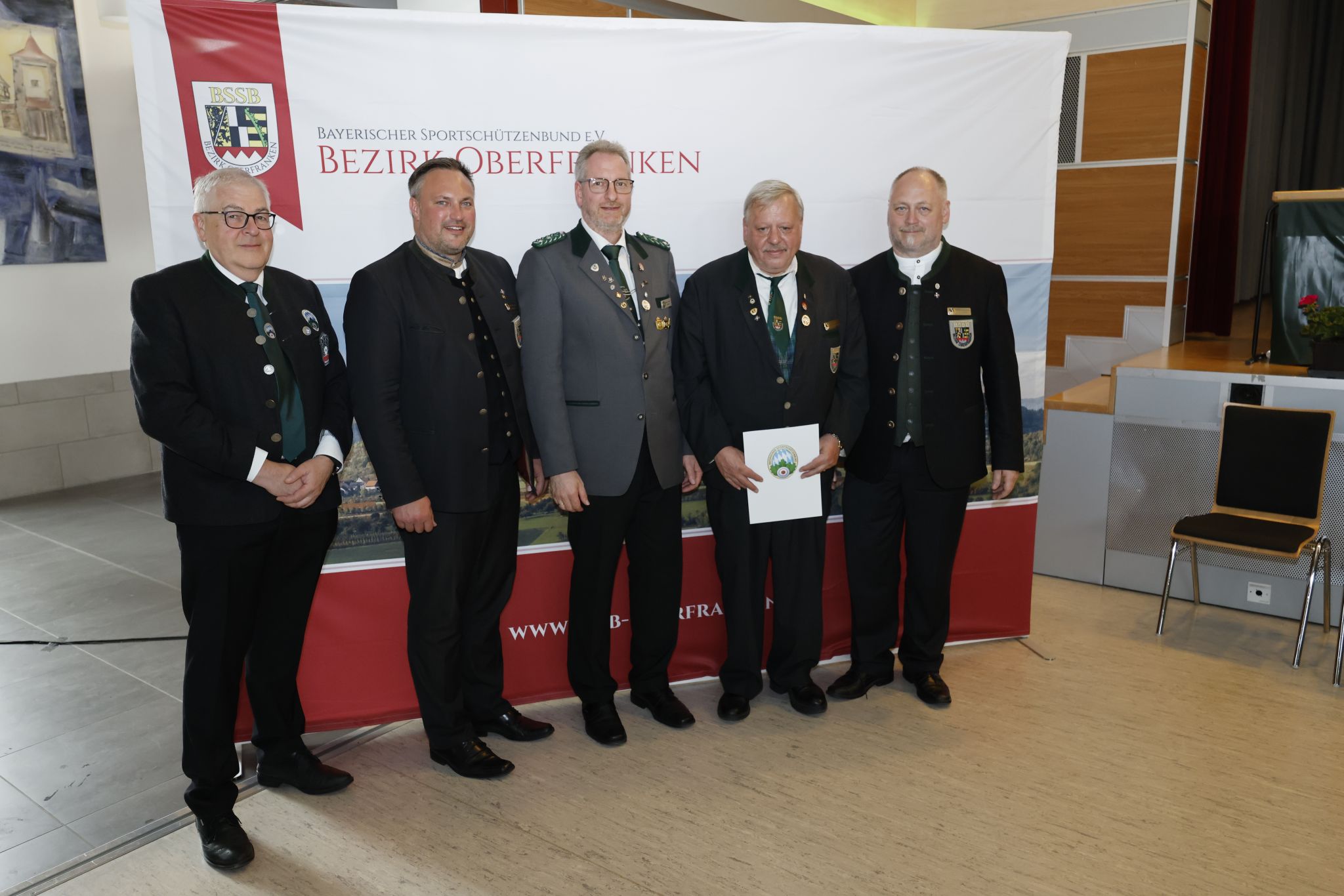 Verdiente Funktionäre des Schützenbezirks Oberfranken erhalten als Anerkennung ihrer Arbeit Ehrenzeichen des DSB / BSSB