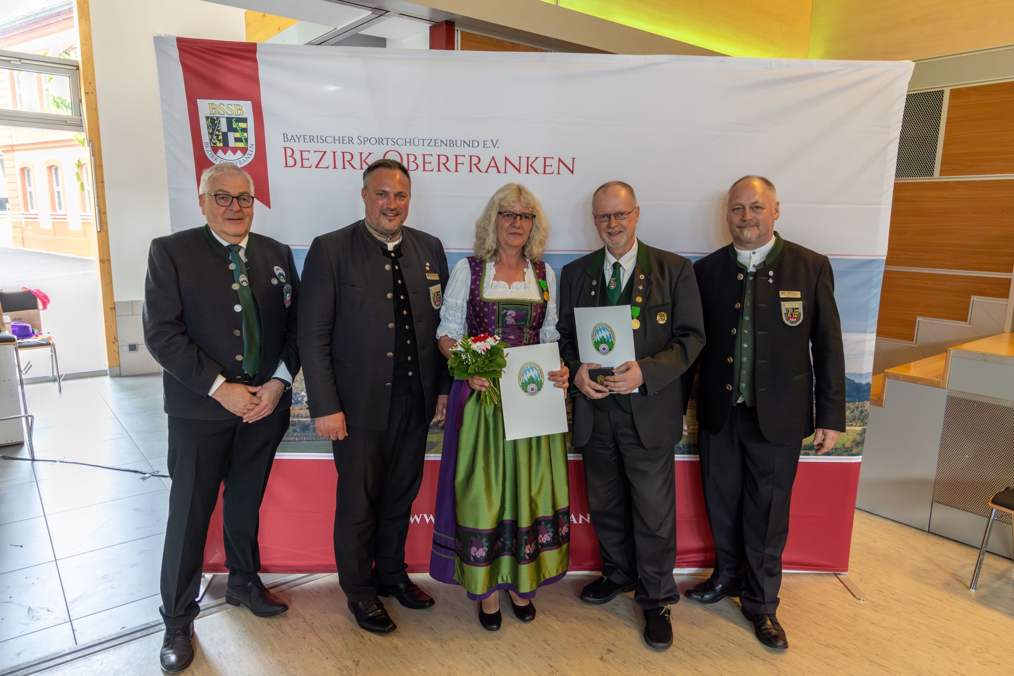 Verdiente Funktionäre des Schützenbezirks Oberfranken erhalten als Anerkennung ihrer Arbeit Ehrenzeichen des DSB / BSSB