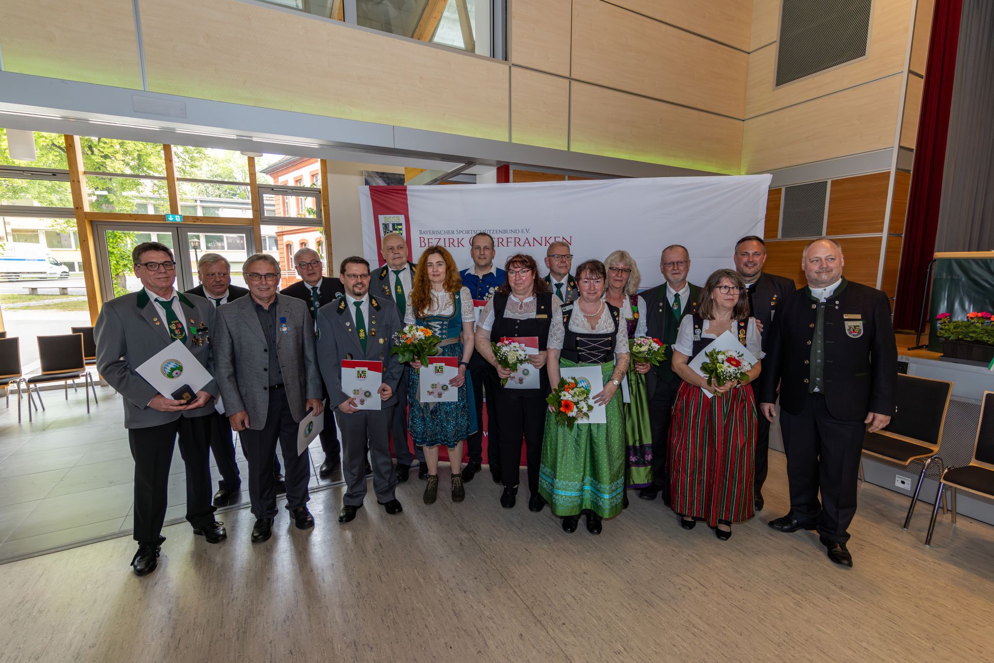 Verdiente Funktionäre des Schützenbezirks Oberfranken erhalten als Anerkennung ihrer Arbeit Ehrenzeichen des DSB / BSSB