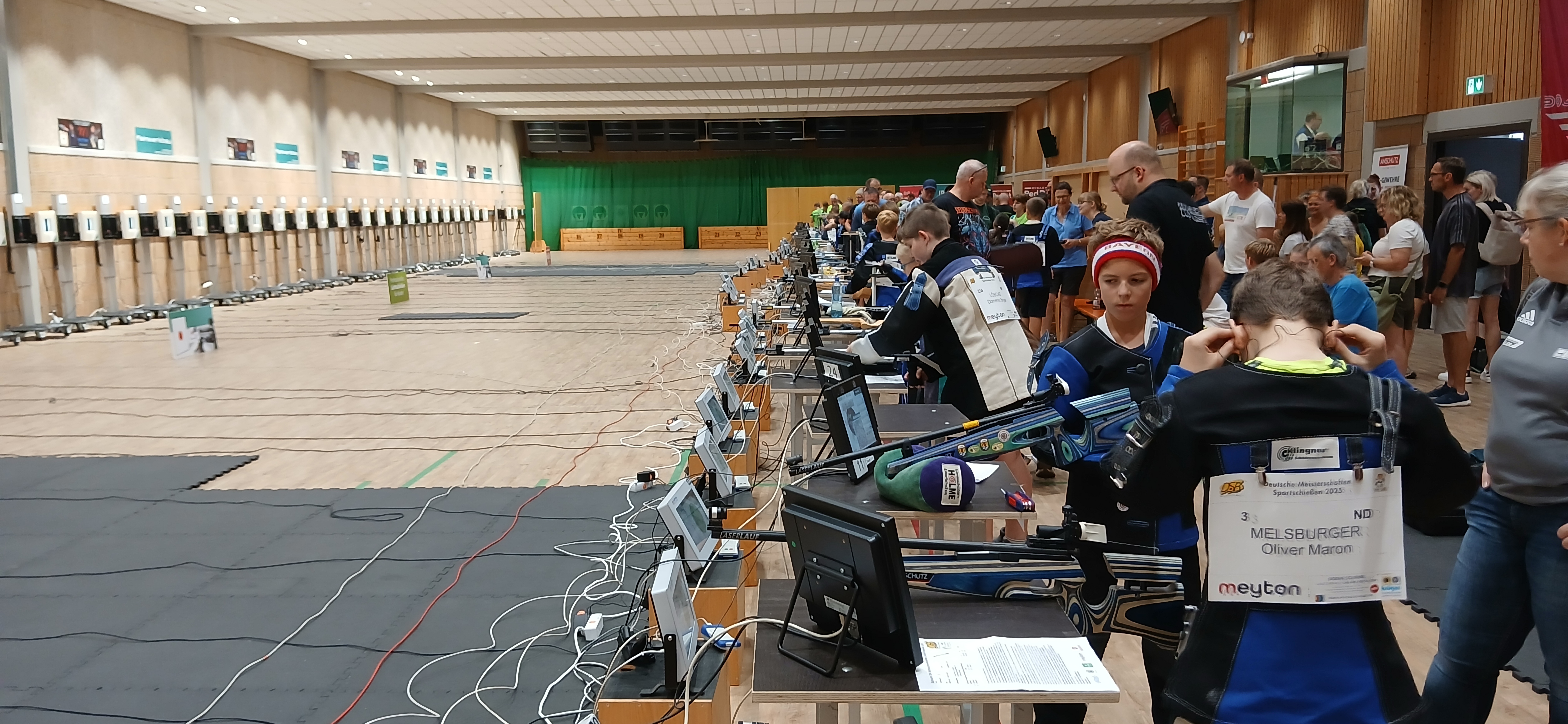 DM Lichtschießen 2025 in Frankfurt | Quelle: Schützenbezirk Oberfranken, Barbara Florschütz DM Lichtschießen 2025 in Frankfurt