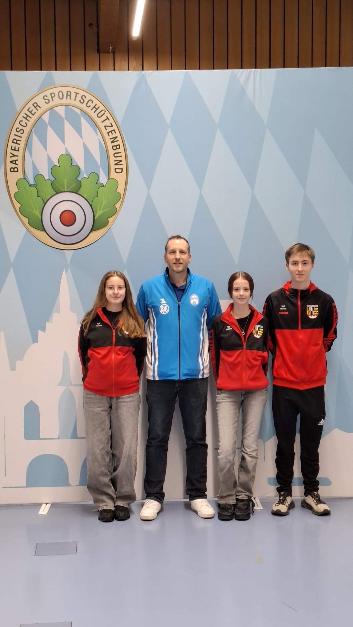 Unsere neuen Kaderschützen mit den Bezirkstrainern: Emmi Grünwald, Tobias Inzelsberger, Lotte Grünwald und Bastian Wagner (v.l.).