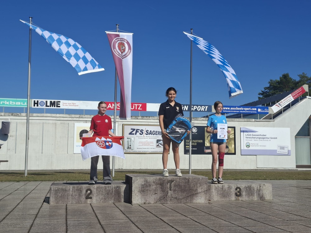 Siegerehrung 10m Luftgewehr Schülerinnen: Lotte Grünwald (Bezirk Oberfranken, rechts im blauen T-Shirt) auf Platz 3 mit der Bronze-Auszeichnung.